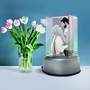 Personalized crystal cube with 3D laser engraving and multicolor LED light base, perfect premium gift for wedding, anniversary, birthday, Valentine’s Day, or special occasions – size 6x12x6 cm. Personalized 3D Crystal Cube with LED Light